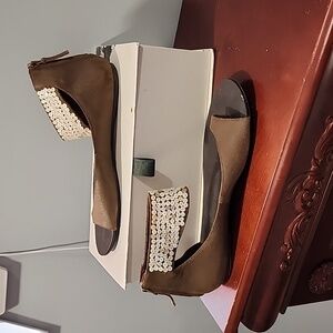 Elizabeth and James sandals size 8 brownish gray with amazing details